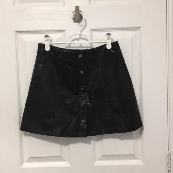 Fake leather short skirt - Picture 1 of 3